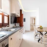 Lindian Polis Apartment