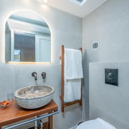 Lindian Polis Apartment *